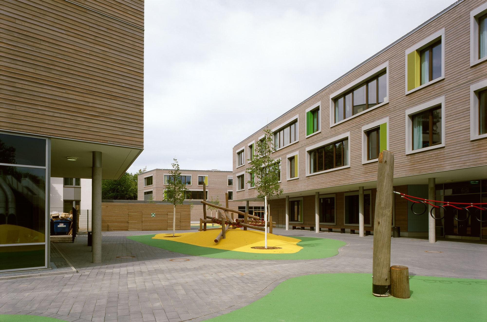Grün-gelb-blaue Spielflächen bedecken die Schulhöfe