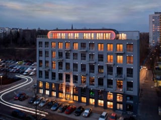 Das Wohn- und Bürohaus zwischen Alexanderplatz und Stadtpark Friedrichshain: Ein neuer, konvexer Baukörper auf dem Dach beinhaltet Büros