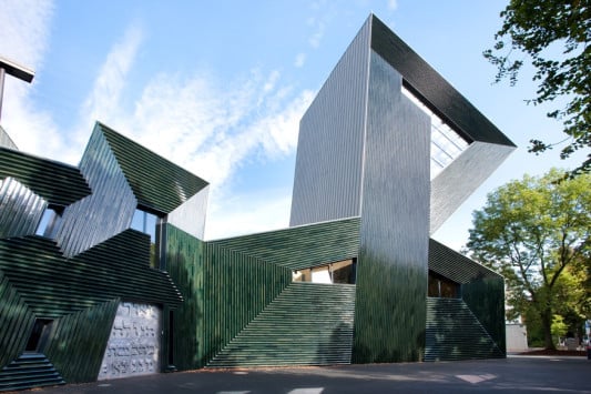 Die Fassade der Neuen Synagoge in Mainz setzt sich aus vielen Keramikstäben zusammen (Manuel Herz Architekten)