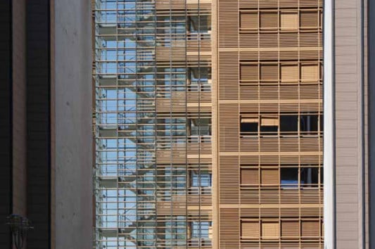 Fassadenbekleidung mit keramischen Hohlstäben an einem Verwaltungsgebäude am Potsdamer Platz in Berlin (Architekten: Renzo Piano Building Workshop)