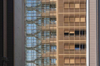 Fassadenbekleidung mit keramischen Hohlstäben an einem Verwaltungsgebäude am Potsdamer Platz in Berlin (Architekten: Renzo Piano Building Workshop)