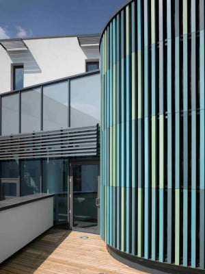 Keramikstäbe (6 x 6 x 120 cm) an der Fassade des Finchley Memorial Hospitals in London (Murphy Philipps Architects)