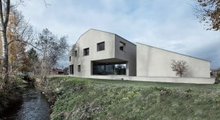 Südansicht mit dem namensgebenden Bach im Vordergrund und der Garage rechts im Bild
