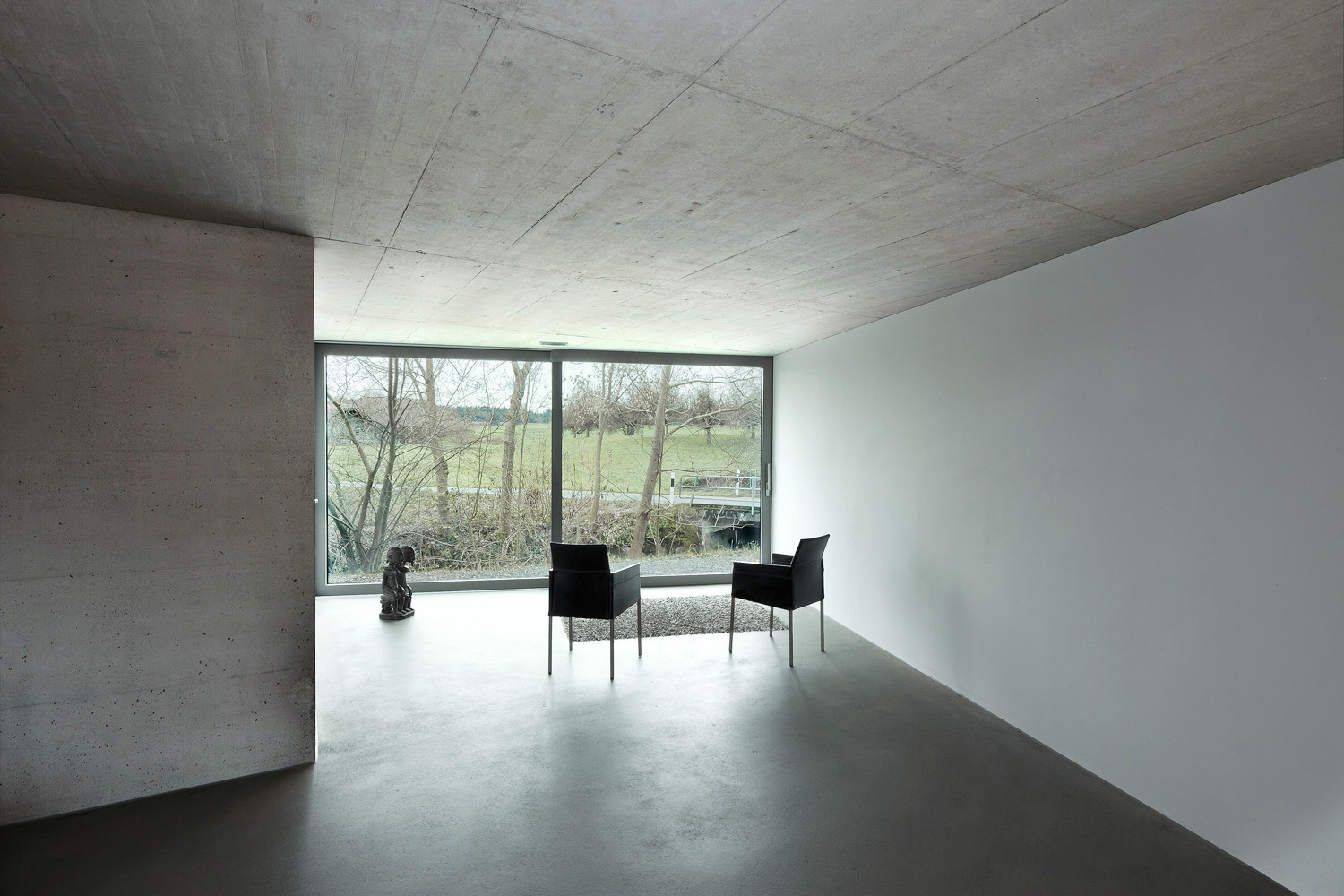 Im Inneren des Wohnhauses dominiert Sichtbeton
