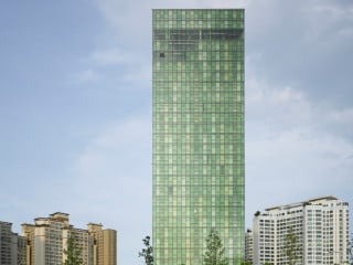 Mehr als 130 Meter ragt der gläserne Turm in die Höhe