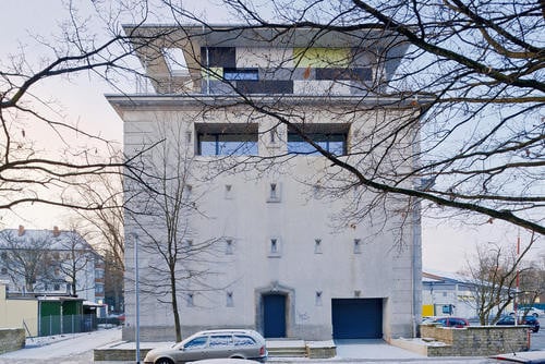 Im dritten Obergeschoss wurden große Öffnungen aus den 1,10 Meter dicken Betonwänden herausgeschnitten