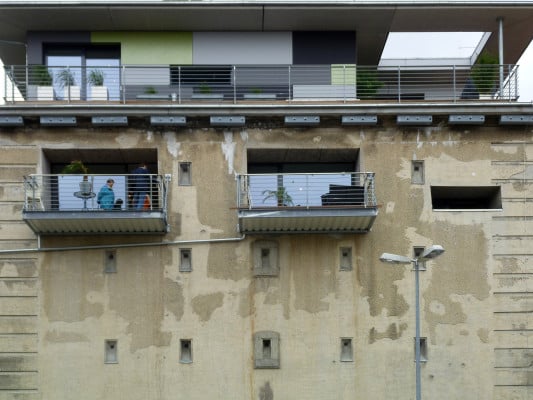 Die Fassade des Staffelgeschoss ist, im Gegensatz zur Betonfassade des restlichen Bunkers, farbig gestaltet