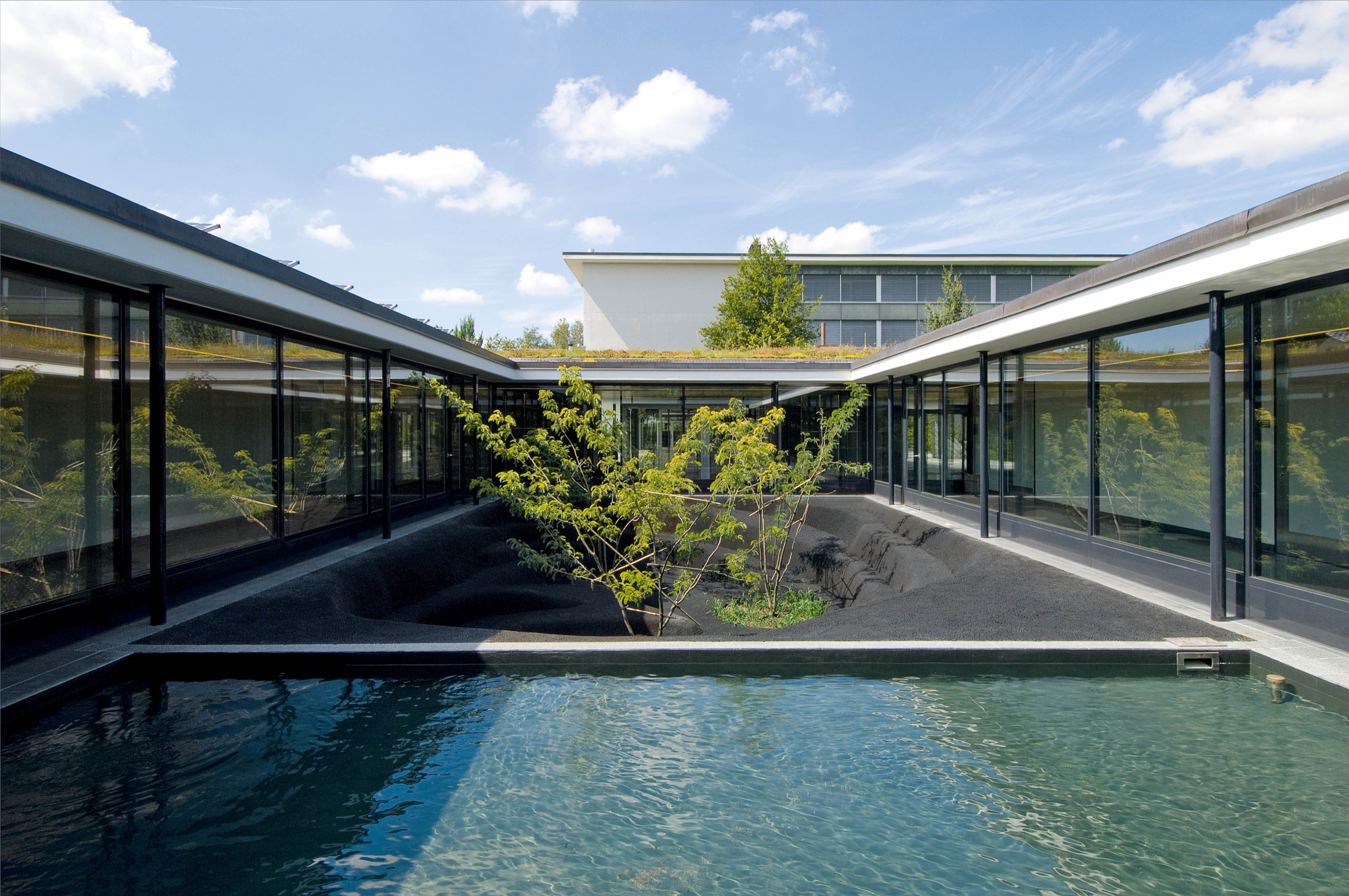 Maßgeblich prägend für den Musik- und Geografietrakt ist das rechteckige Atrium im Obergeschoss, ausgebildet als kunstvoller Garten mit Wasserbecken und gerahmt von einem umlaufend verglasten Gang