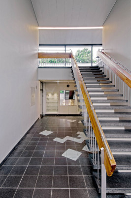 Haupteingang mit Treppe zum Atrium und Obergeschoss