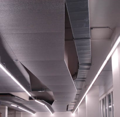 Lüftung, Akustikpaneele und Licht an der Decke