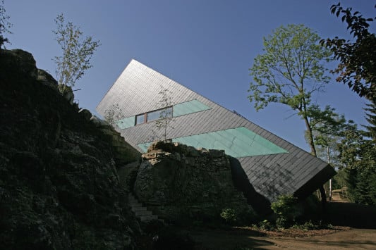 Die Planer von Mobius Architecture setzten das weitläufige Einfamilienhaus direkt auf den harten Versprung in der Landschaft