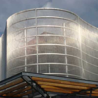 Wechselnde Lichtstimmungen und Reflexionen am Centre Aquatique im französischen Vic-Le-Comte (Architekten: Atelier 4)