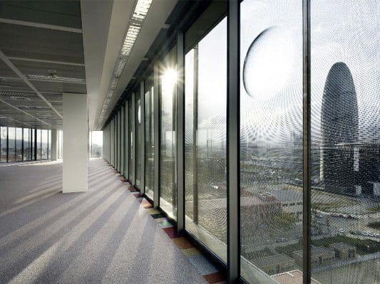 Architekturgewebe dienen als Sonnenschutz, erlauben aber auch Sichtbeziehungen zwischen innen und außen