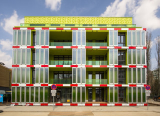Die Bioreaktorfassade nutzt sowohl Photosynthese als auch Solarthermie, um Biomasse und gleichzeitig Wärme zu produzieren