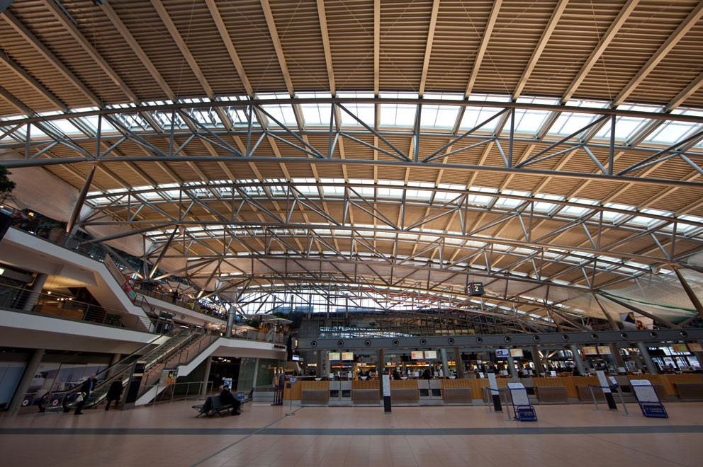 Gegenzuganlagen aus Soltis überspannen das große Glasdach des neuen Terminals am Hamburger Flughafen