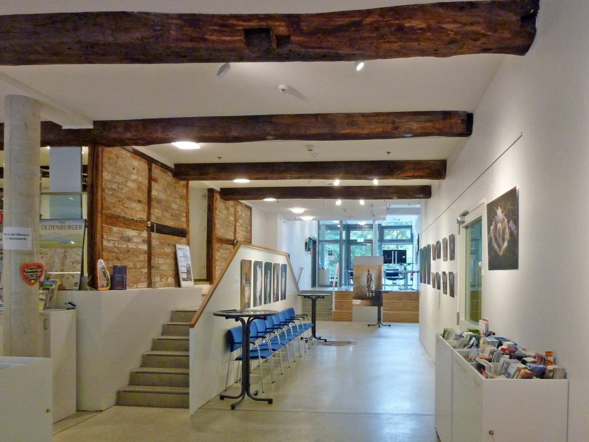 Übergang Alt- und Neubau: Während im Altbau die Holzdecken sichtbar sind, sind weiter hinten die neuen, transparenten Strukturen erkennbar