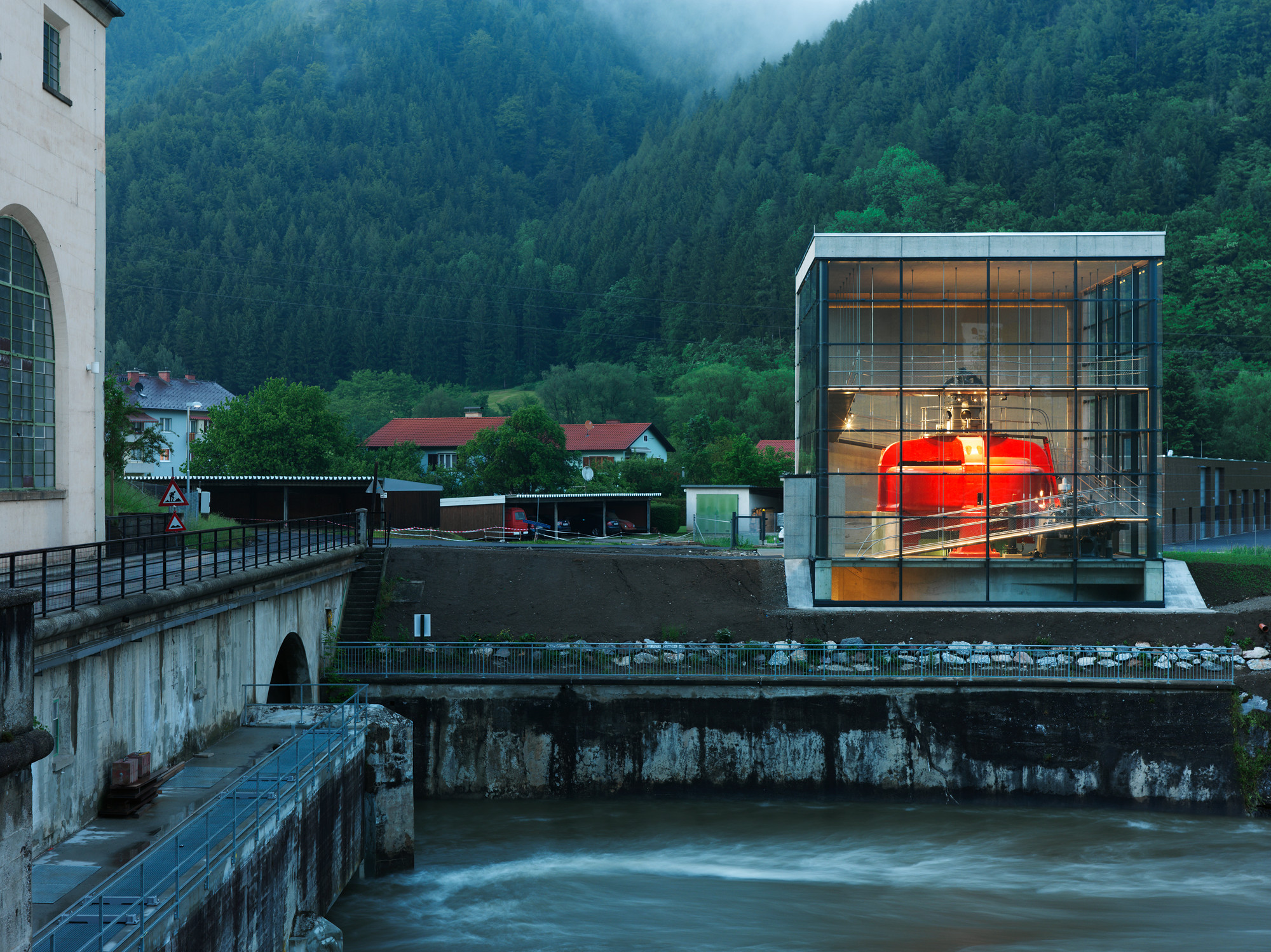 Der Baukörper liegt an der nördlichen Böschungskante des Flusses Mur
