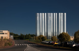 In dem 27 Meter hohen Metall-Quader befindet sich das Hochspannungsprüflabor
