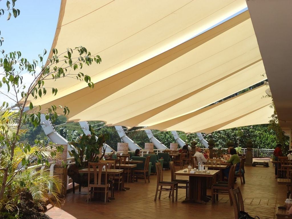 Regendichter Sonnenschutz aus Soltis W96 beim United Nations Recreation Center in Nairobi