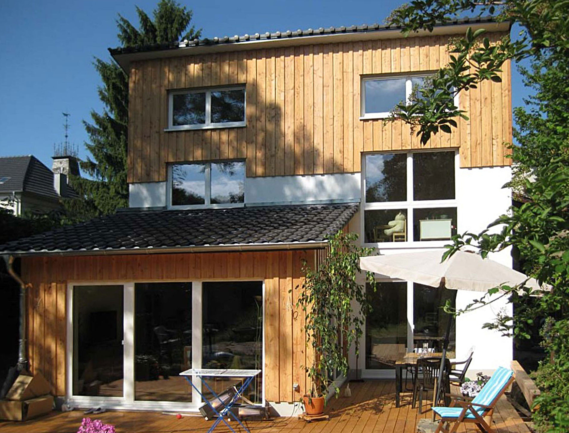 Ansicht Gartenseite mit Anbau für den Wohnraum