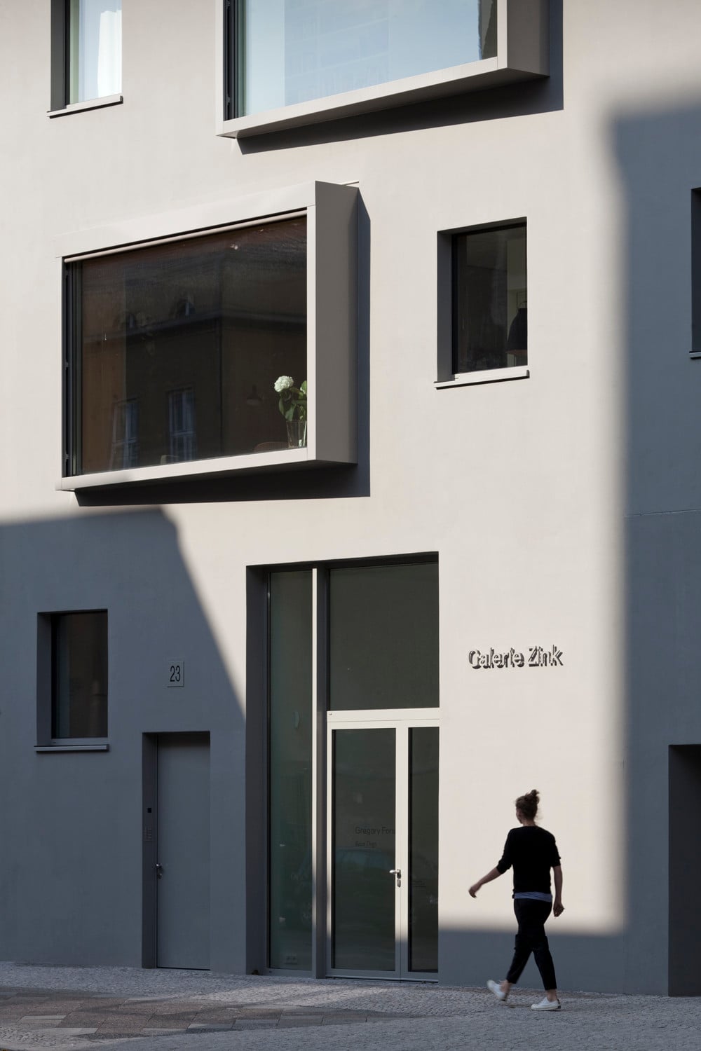 Der große, verglaste Eingang zur Galerie und links daneben der unscheinbare Zugang zu den Wohnungen