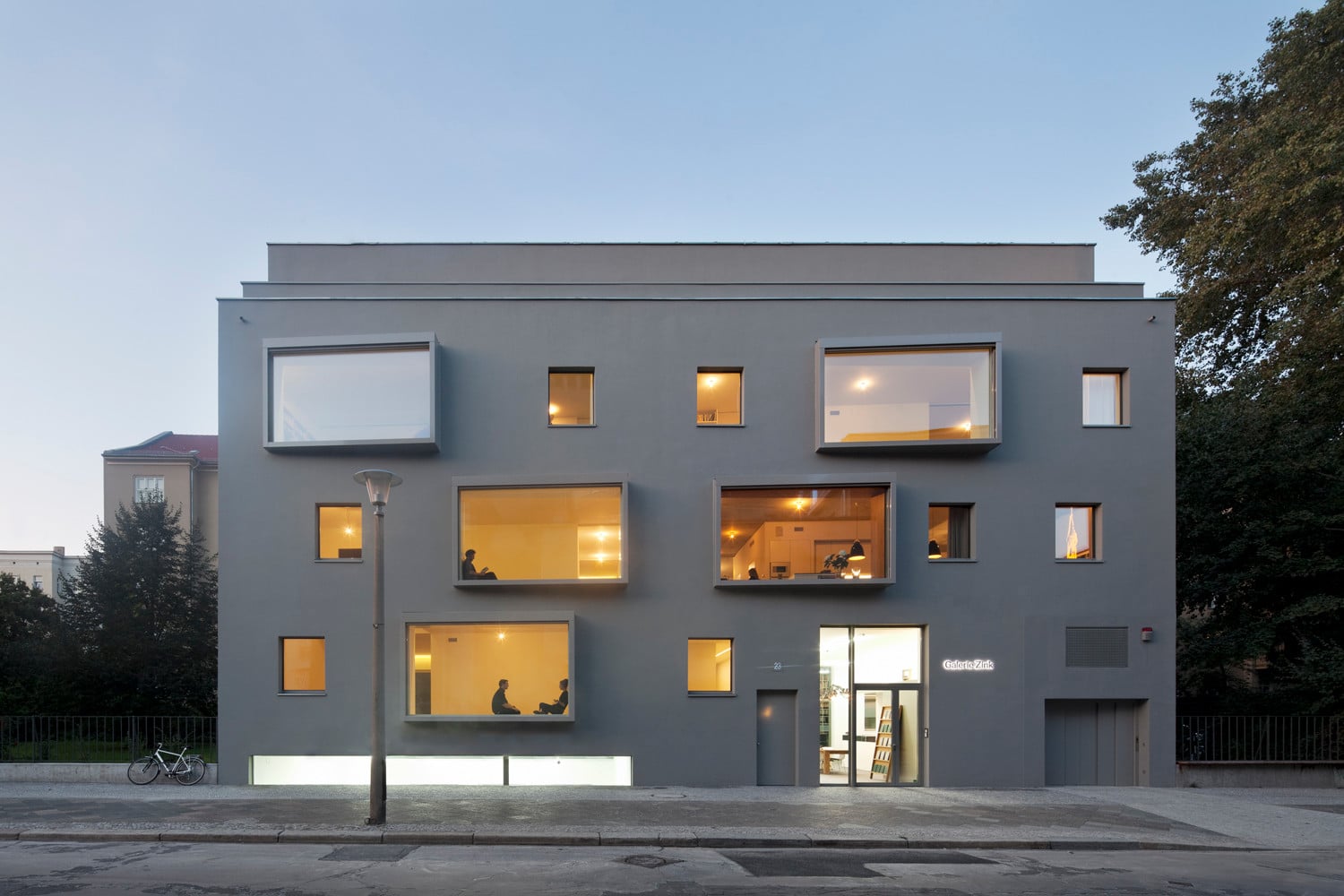 Die Galerie im Untergeschoss und die darüberliegenden Maisonettewohnungen sind geschickt verschachtelt im Passivhaus angeordnet