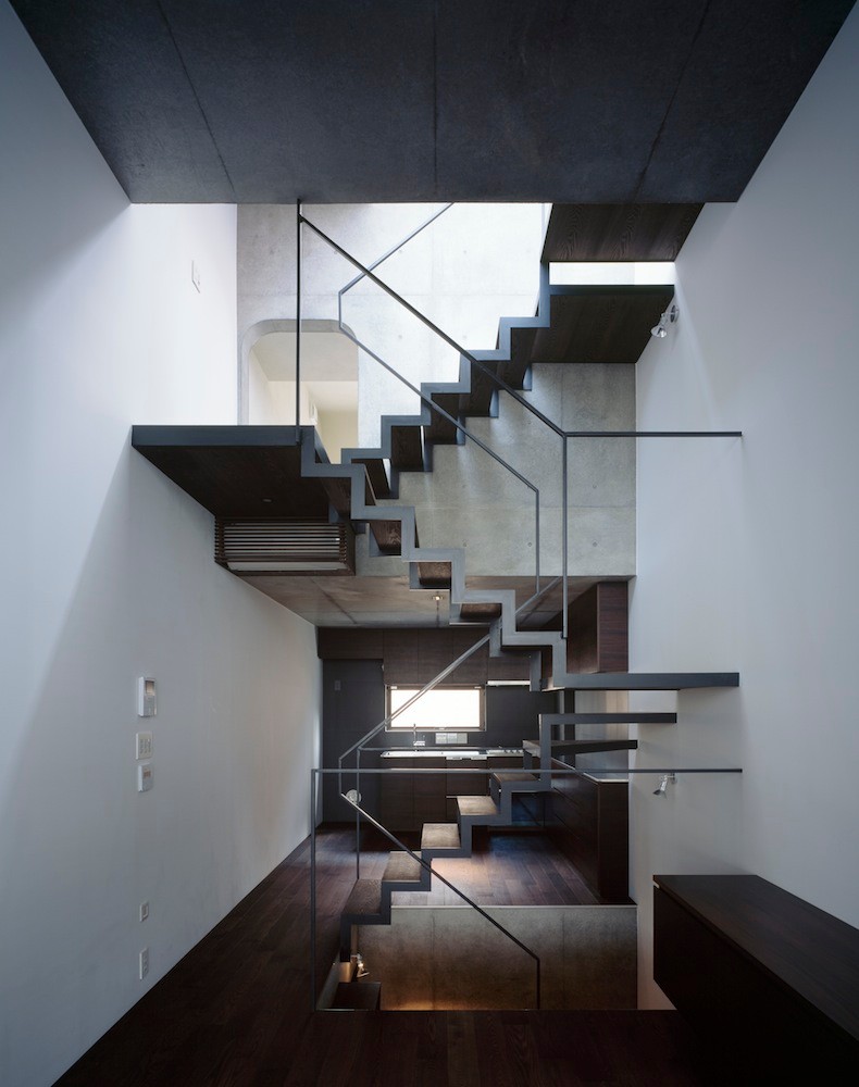 Die zentrale Treppe verbindet alle Geschosse und gliedert sie jeweils in zwei Räume oder Funktionseinheiten