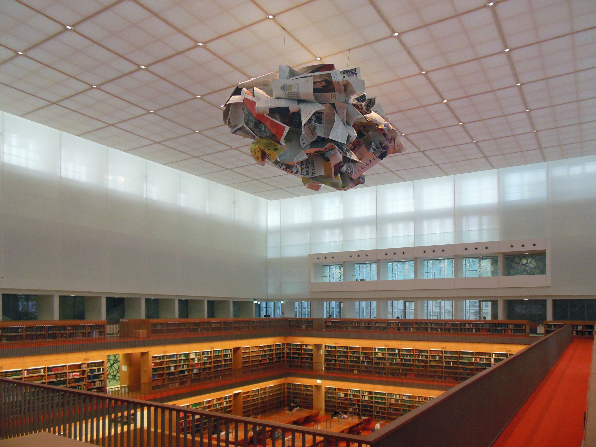 Kunstinstallation an der Decke des Allgemeinen Lesesaals 