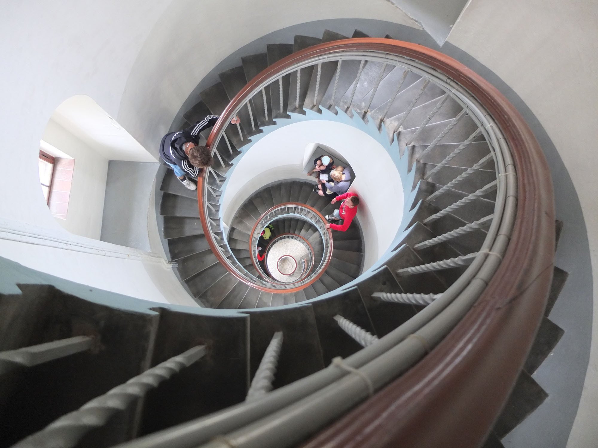 Wendeltreppe aus oberflächenfertigen, in der Wand aufgelagerten Betonstufen