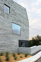 Sichtbeton mal anders: Neu interpretierte „Burgmauer“ aus Fertigteilstürzen mit auffälligen Mörtelfugen