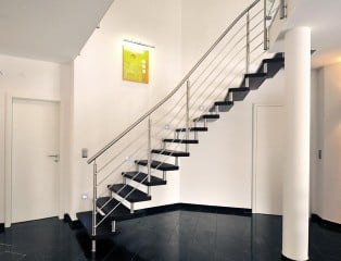 Treppe mit Tragbolzen, sie verbinden die Trittstufen zug- und druckfest miteinander