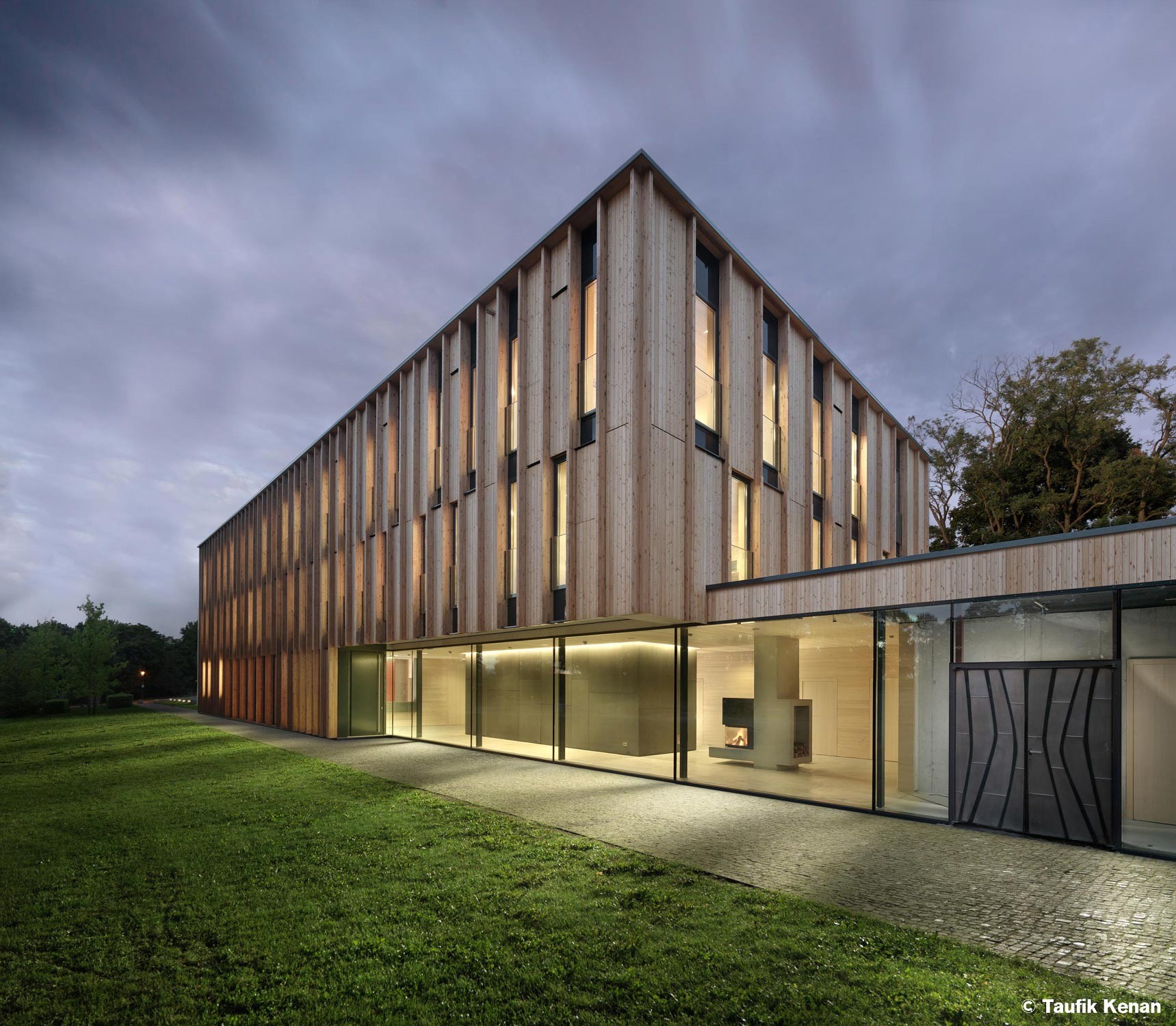 Ein eingeschossiger Zwischenbau verbindet das Jungendhaus mit der bestehenden Kapelle