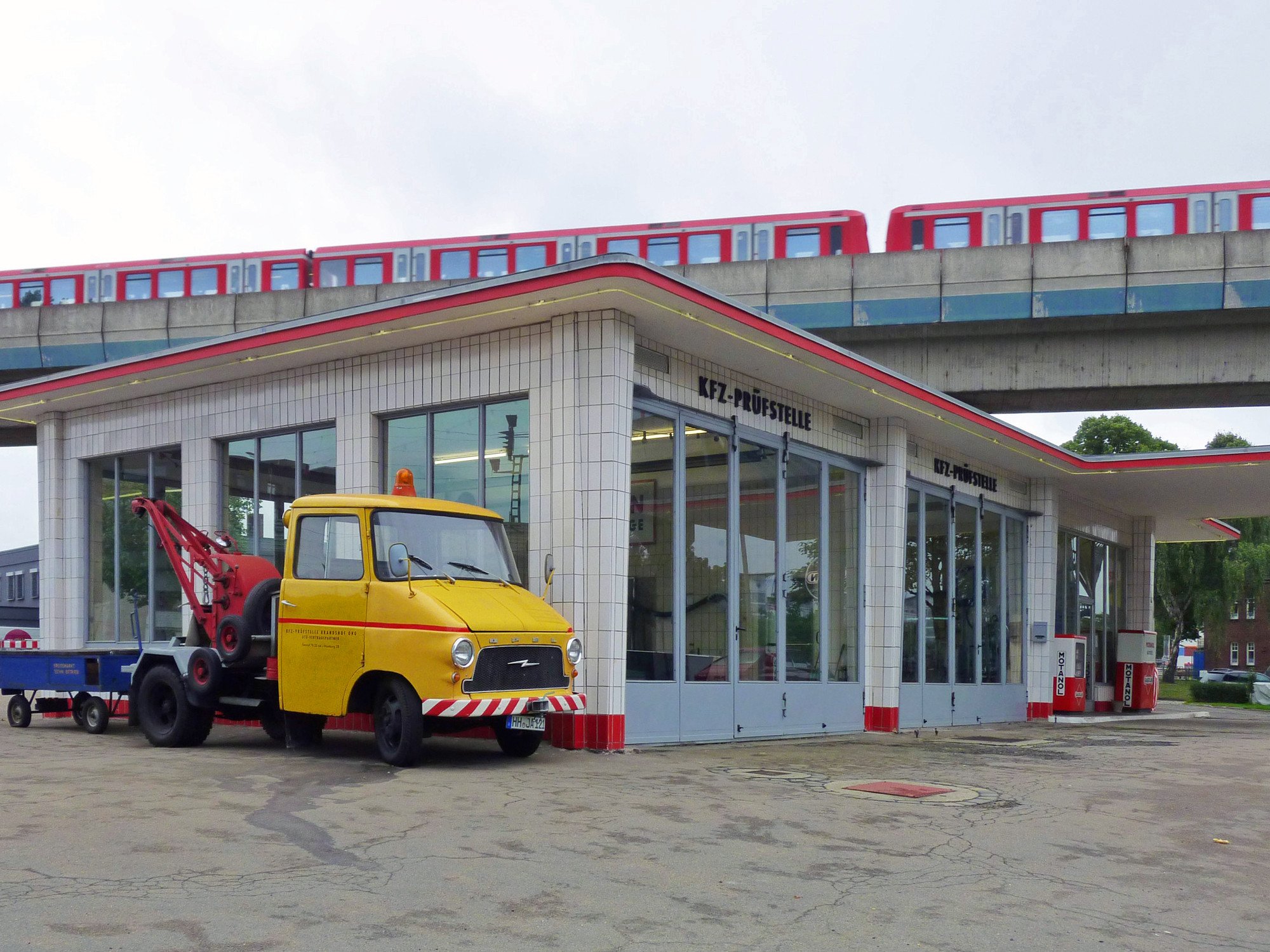 Quer über das Grundstück verläuft eine Brücke der S-Bahn