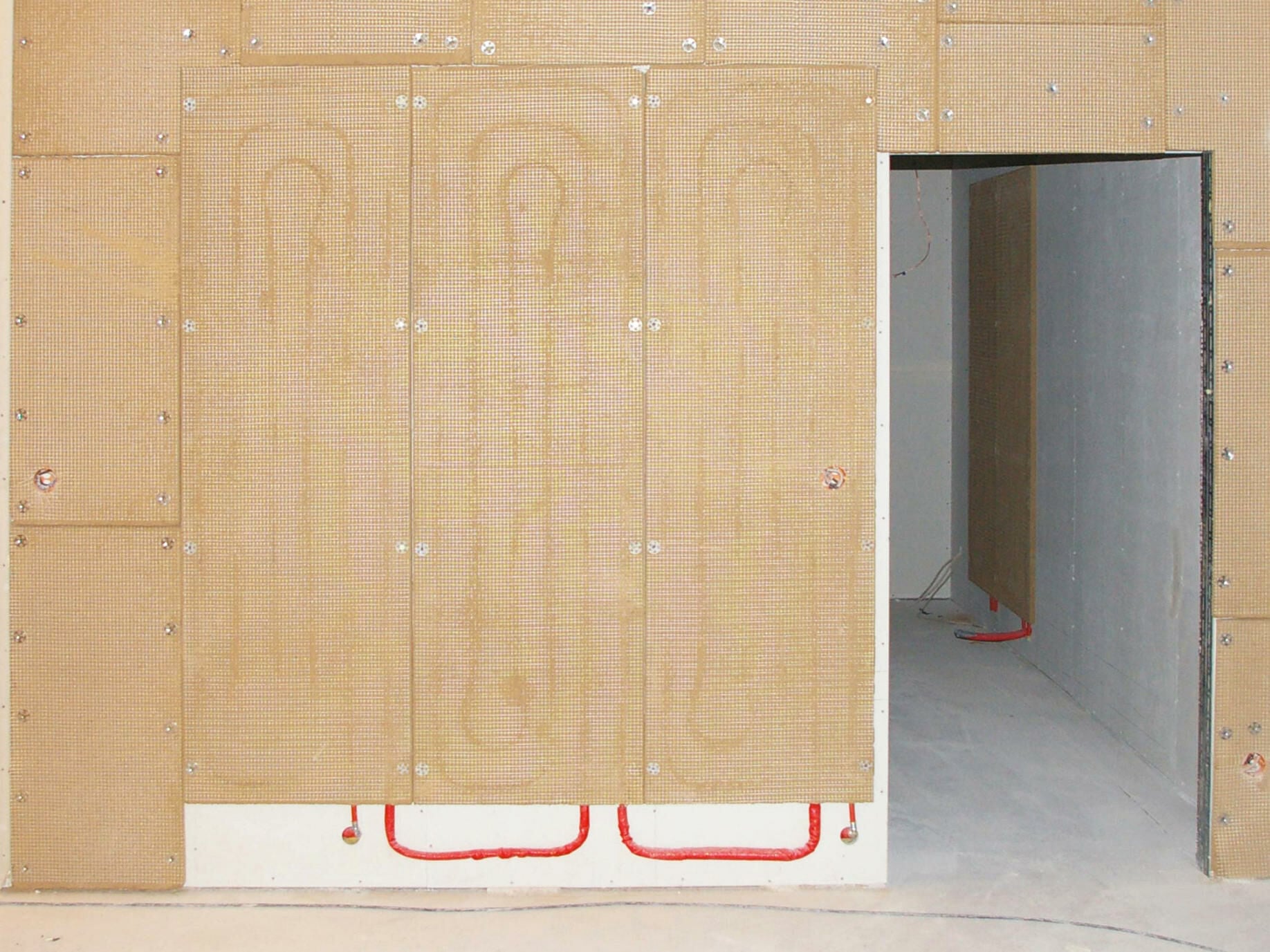 Die vorgefertigten Elemente werden als Wandheizung eingesetzt