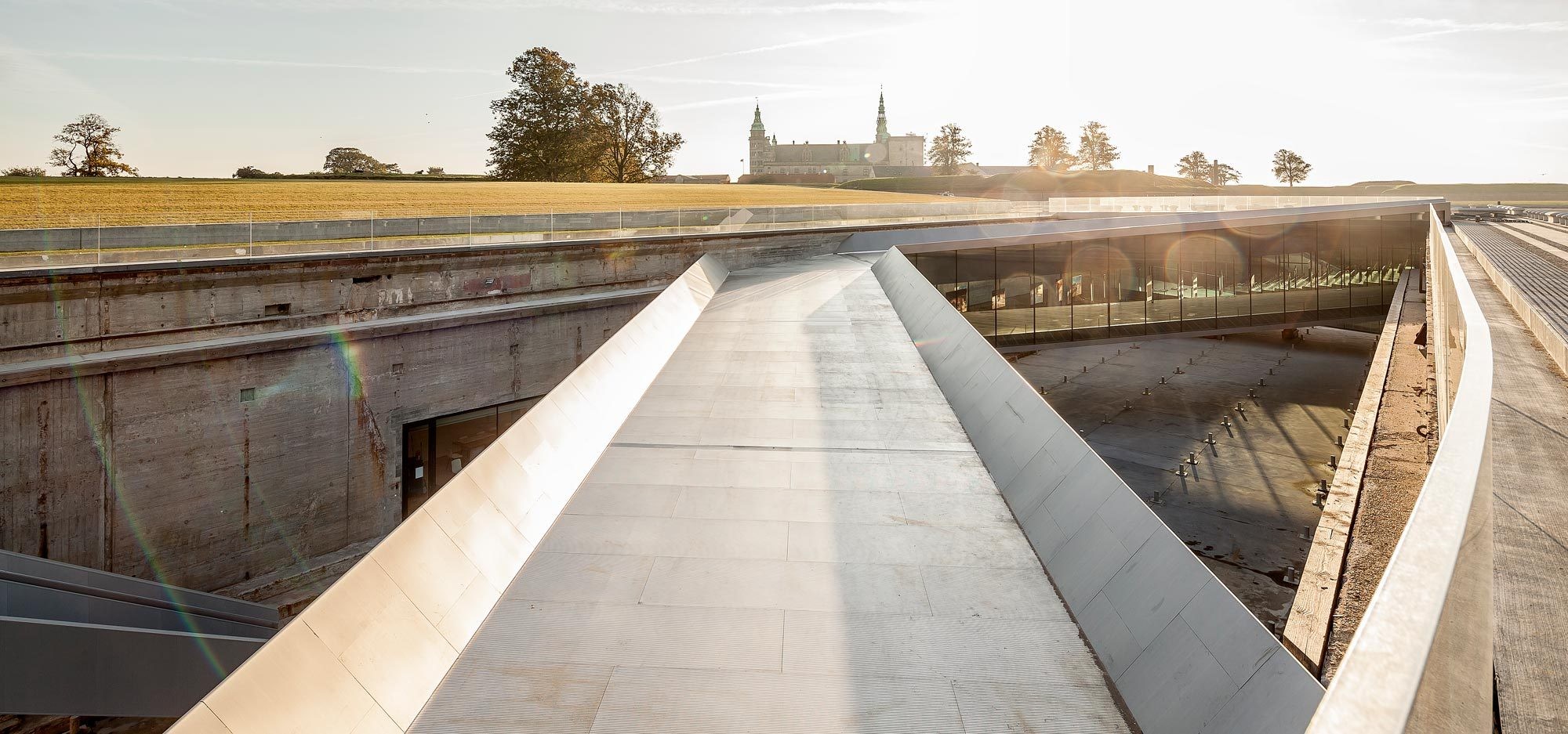 Das Museum liegt nur einen Steinwurf vom Schloss Kronborg entfernt, einer Festung aus dem 17. Jahrhundert, Unesco-Weltkulturerbestätte und Schauplatz von Shakespeares Hamlet