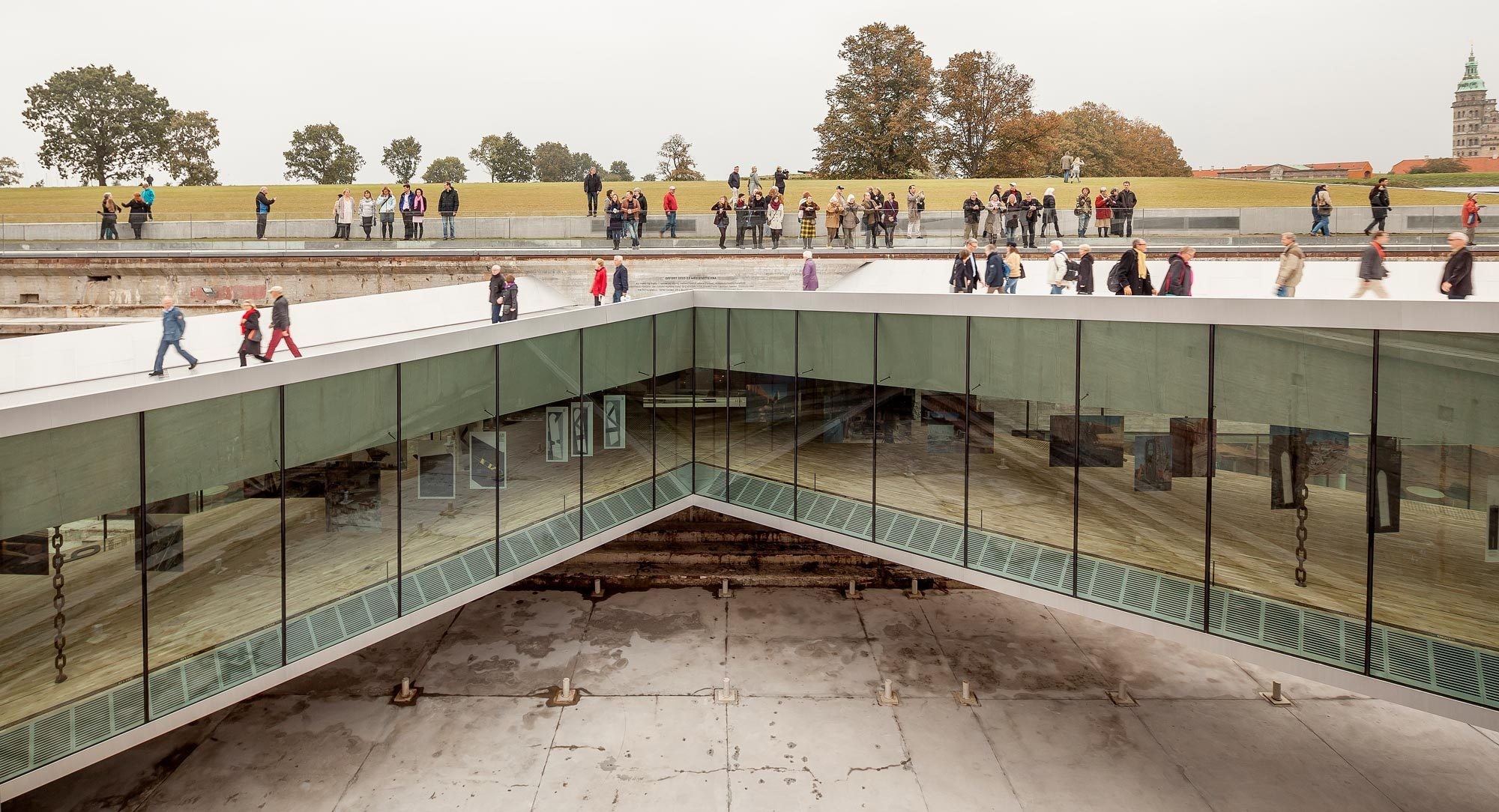 Durchquert wird das Trockendock von einer gläsernen Brücke in Zick-Zack-Form