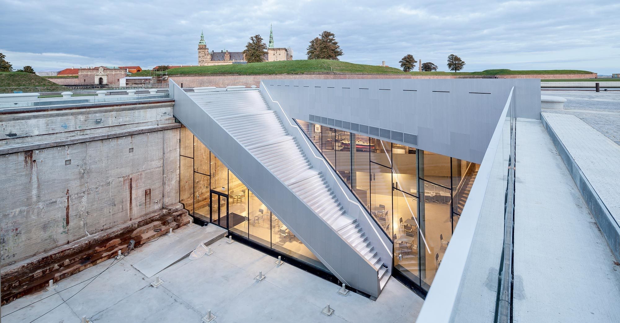 Der offene Raum ist Atrium und schiffsförmiger Mittelpunkt des unterirdischen Museums