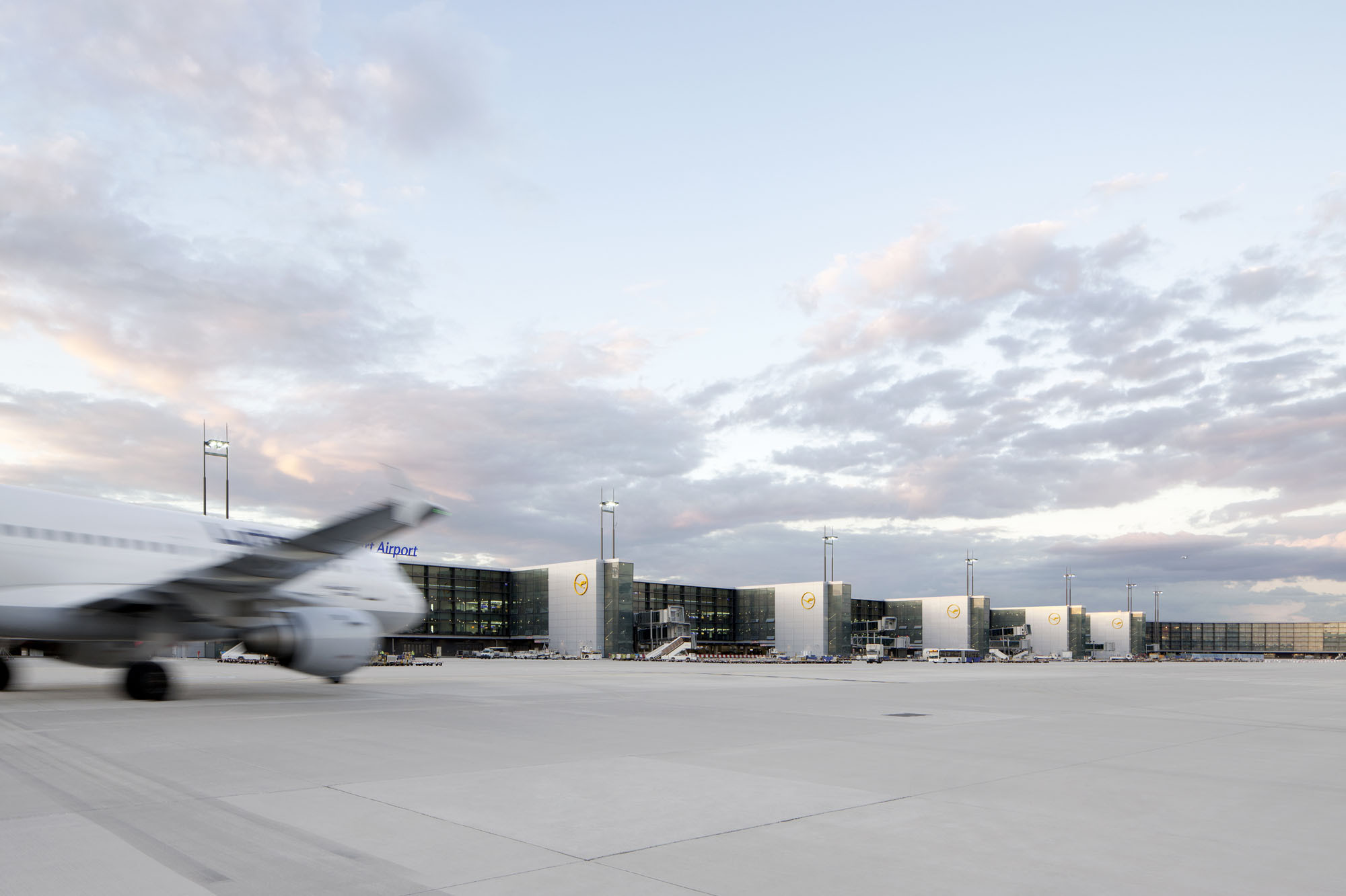 Der Flugsteig verfügt über sieben Brückenbauwerke (hinten rechts das Verbindungsgebäude die Wurzel)