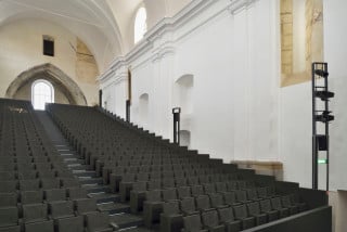 Großer Veranstaltungssaal mit neuer Tribüne im ehemaligen Kirchenschiff