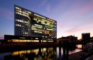 Auf der Ericusspitze errichtet, bildet das 13-geschossige Hochhaus den nordöstlichen Abschluss der Hafencity