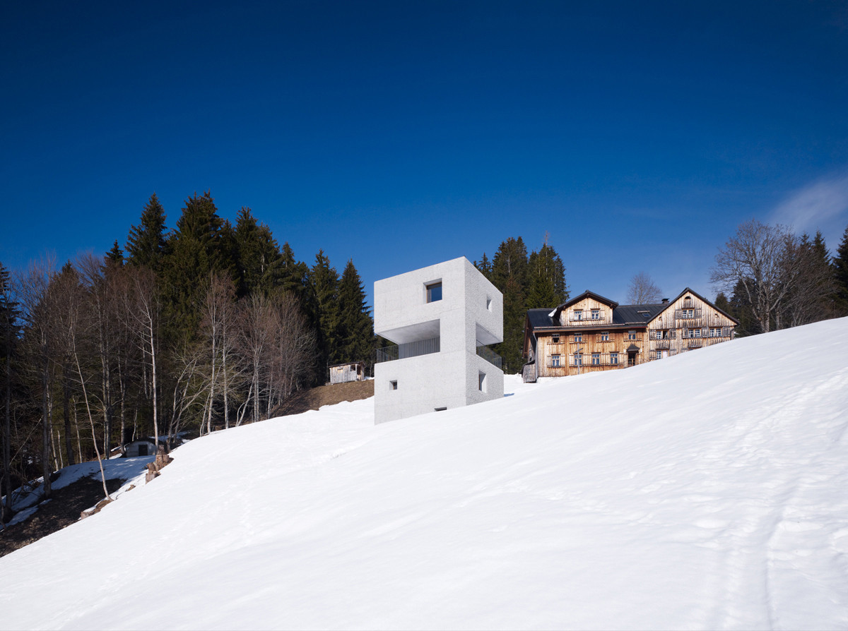 Das Ferienhaus steht direkt am Rand eines steil abfallenden Skihangs