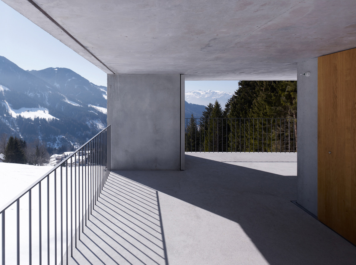 Die Eingangsebene ist gleichzeitig Terrasse mit großartigem Ausblick auf die Berglandschaft