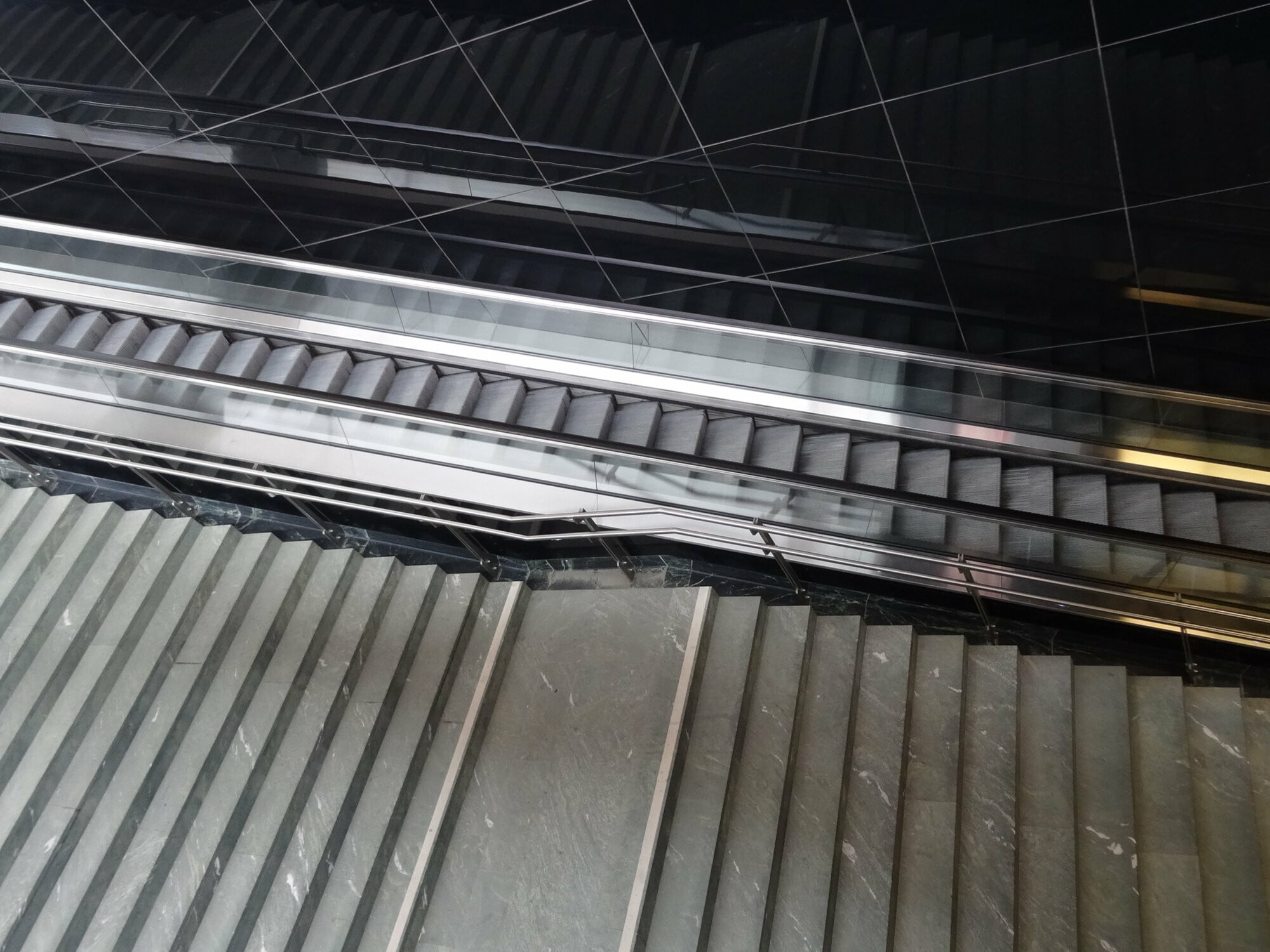 Natursteintreppe im neuen Hauptbahnhof Wien.