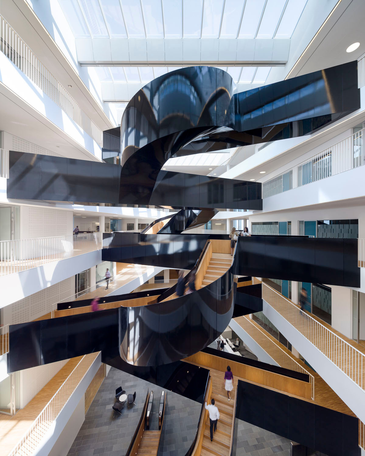 Das Atrium mit der skulpturalen Treppe bildet das Herz des Gebäudes 