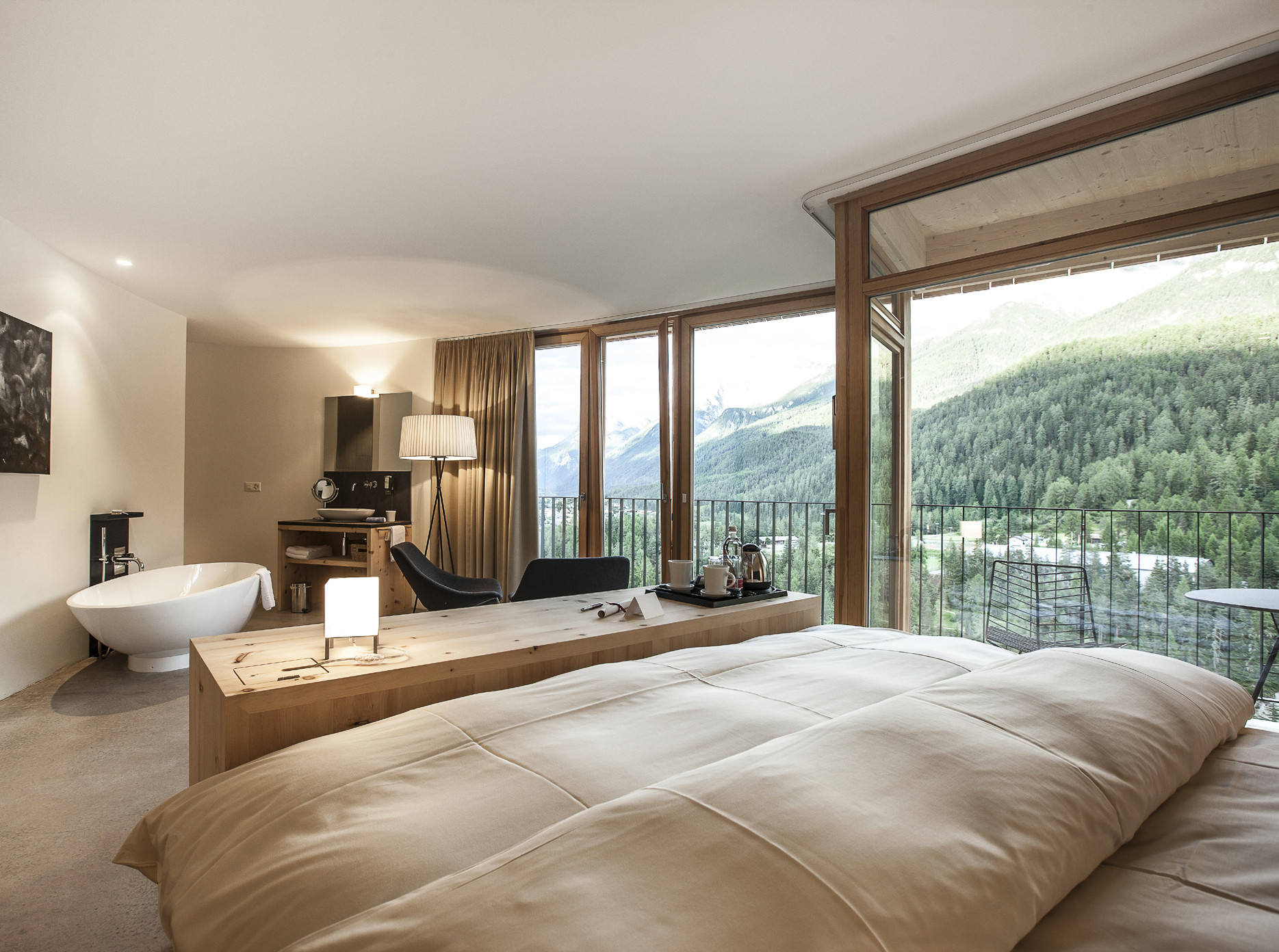 Bodentiefe Fenster eröffnen den Panoramablick in die umliegende Natur