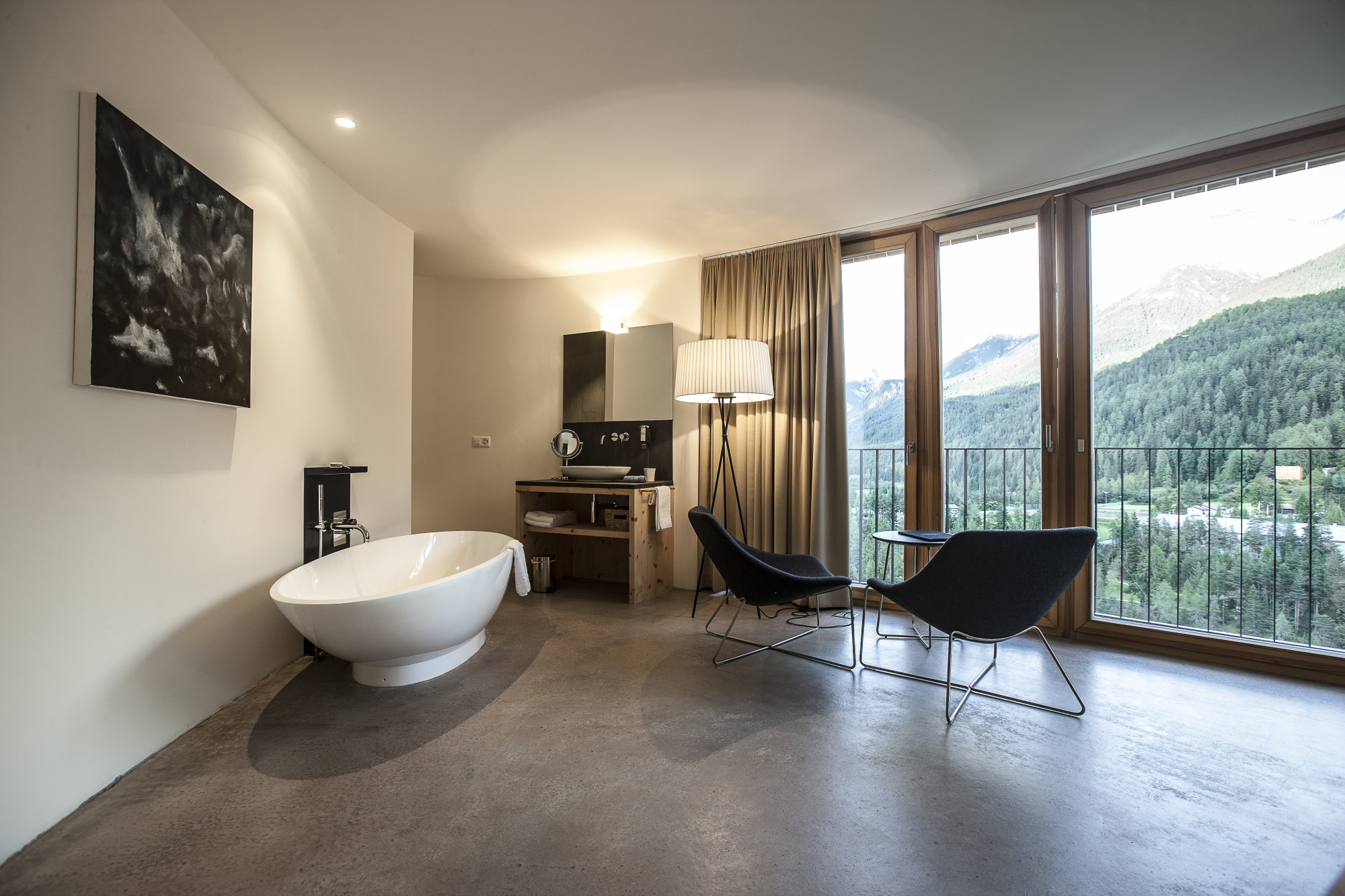 Die Ausstattung der Zimmer ist reduziert und hochwertig, Bad und Schlafbereich gehen fließend ineinander über, in jedem Zimmer steht eine ovale Badewanne frei im Raum