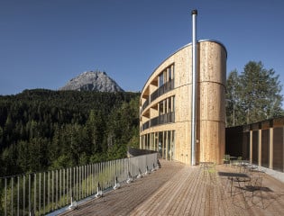 Zimmer mit Ausblick in Richtung Tal und die Gipfel der Engadiner Gebirgsmassive