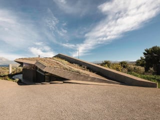 Das kantige Stahlbetondach macht die Landschaft zum Teil des Bauwerks