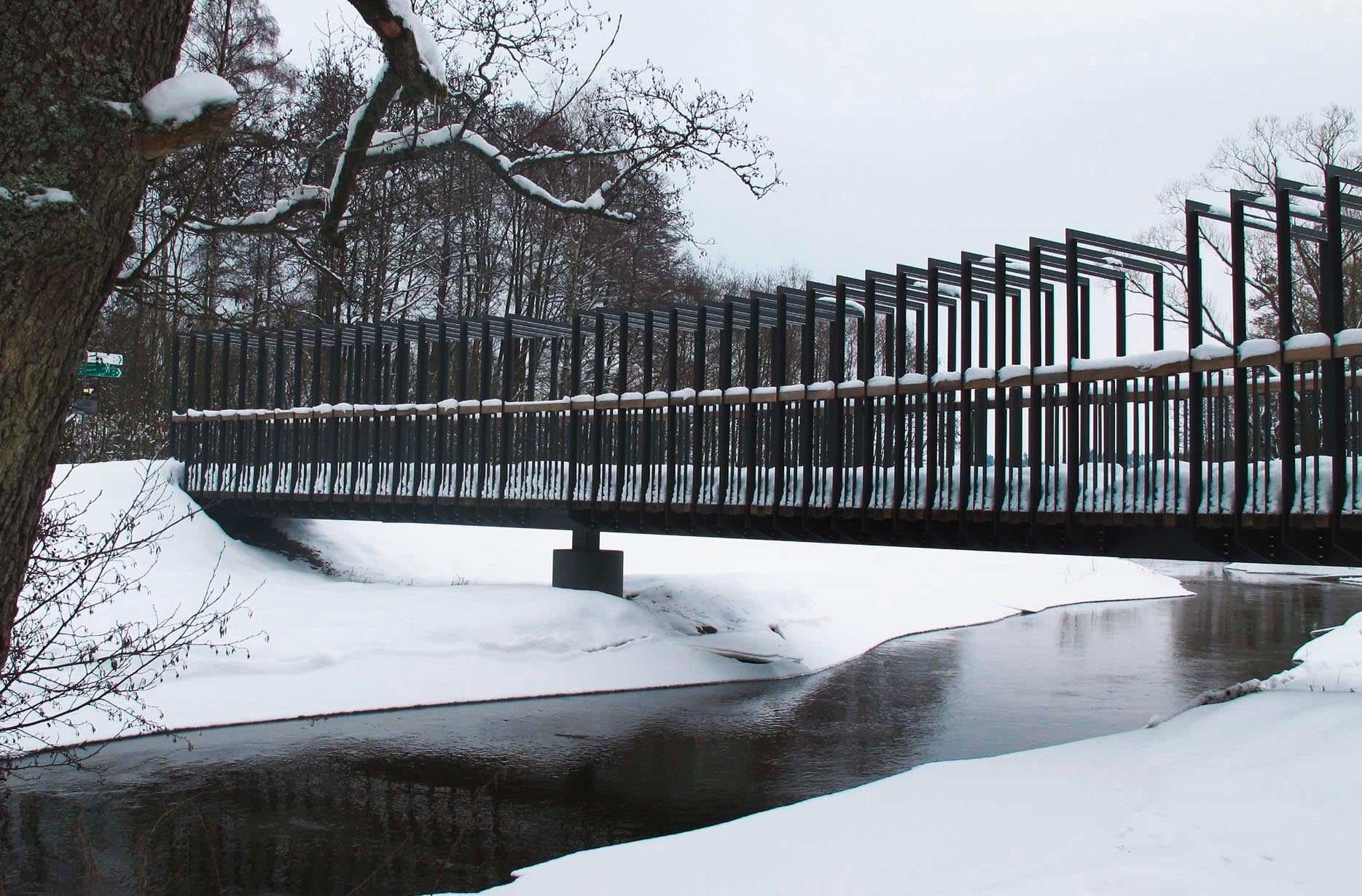 Stahlprofile mit farbigem Schutzsystem an einer Fußgängerbrücke in Waldnaab (Brückner & Brückner Architekten, Tirschenreuth)