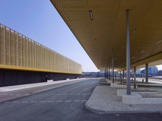 Farbiger Korrosionsschutz für Tragwerk und Bekleidung einer Busstation in Nördlingen (Architekten: Morpho-Logic, München)